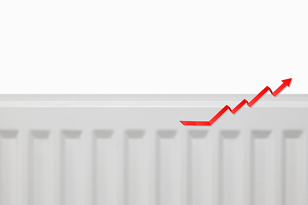 포토 JPG 해외이미지 산업 돈 겨울 가정 그래프 화살 주택 사람없음 금융 경제 동전 에너지 뜨거움 절약 가격 난방기 상승 연료 가스 난방 계산서 라디에이터 예산 위기 공급 비용 해외202309 해외포토 계절 컨셉 건물 재산 난방용품 파일형식