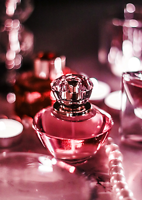 포토 JPG 해외이미지 분홍색 초 촛불 유리 사람없음 반사 투명 분위기 고급 향수 보케 진주 향수병 해외202309 해외포토 컬러 컨셉 재질 화장품 보석 병_담는 파일형식