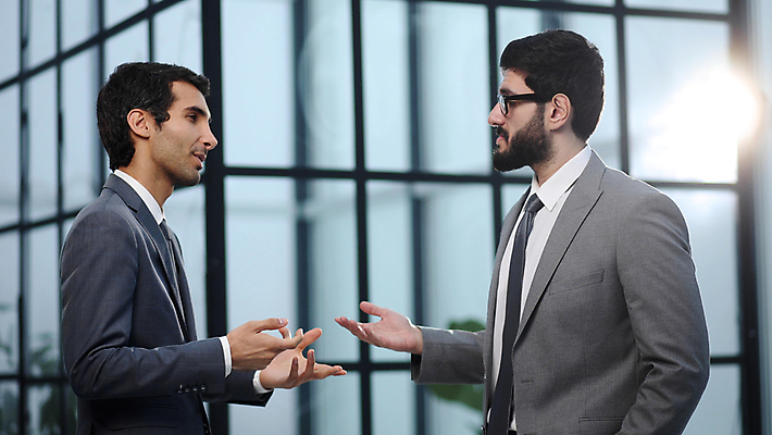 포토 JPG 해외이미지 백인 직업 남자 회사 비즈니스 사업가 통신 성공 협력 설계 함께함 실내 대화 설명 서기 사람 정장 두명 금융 사무실 업무 비즈니스맨 비즈니스우먼 그룹 전문직 계획 토론 종업원 고객 동료 직원 상담 경영자 문서 경영 서류판 정중 프로젝트 콜라보레이션 해외202309 해외포토 서양인 옷 여자 컨셉 관계 모션 말하기 내부 경제 사무용품 작업 직장인 리더 파일형식