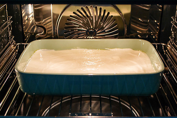 포토 JPG 해외이미지 접시 여자 음식 자연 주전자 휴가 디저트 치즈 주택 건강 요리 사람없음 케이크 주방 목욕 빵집 튀김 흰색 시골 신선 클래식 오븐 달콤 보호 굽기 크림 준비 만들기 레시피 추수감사절 양피지 크림치즈 페스츄리 핸드메이드 벨벳 맛있는 해외202309 해외포토 식기 기독교 빵 컬러 컨셉 모션 주방용품 유제품 사람 건물 상점 청결 가전제품 맛 실크 구이 생태계 파일형식