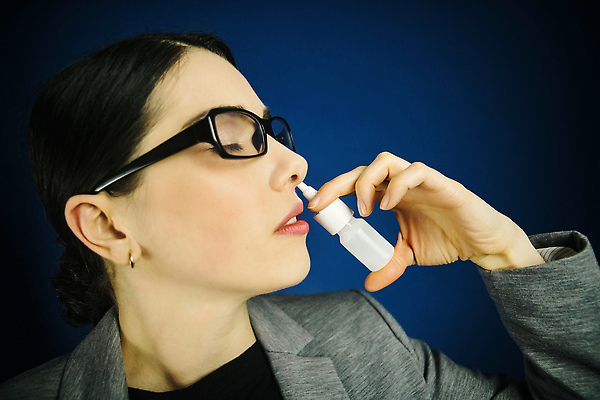 포토 JPG 해외이미지 백인 손 여자 얼굴 갈색머리 건강 한명 성인 치료 뷰티 약 고통 추위 흰색 바이러스 질병 코 감염 분무기 알레르기 고립 인플루엔자 천식 해로움 해외202309 해외포토 서양인 1 헤어스타일 감정 컬러 컨셉 의학 사람 신체부위 파일형식