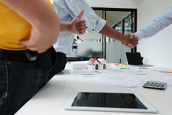 포토 JPG 해외이미지 손 남자 비즈니스 건축양식 성공 협력 노동자 악수 주택 직장 관리 사람 사람없음 건물 거래 계산기 엔지니어 헬멧 건축가 고객 흔들림 청사진 공학 떨림 개발 건축업자 계약자 프로젝트 콜라보레이션 해외202309 해외포토 직업 건축물 교육 건축 컨셉 회사 모션 문구용품 손짓 신체부위 장비 기술자 보호장비 계약 파일형식