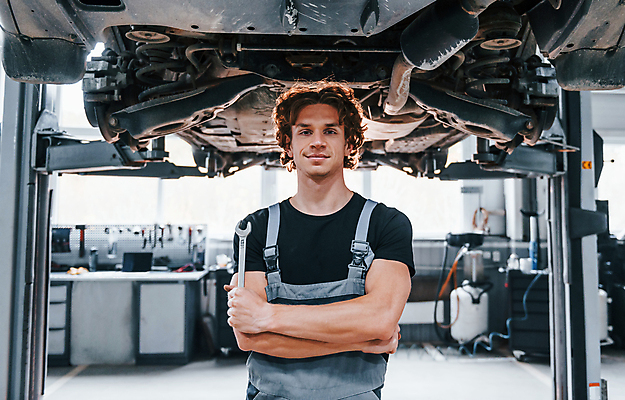 포토 JPG 해외이미지 남자 자동차 한명 상반신 성인 앞모습 팔짱 기계 작업 기술자 수리 고장 열정 정비공 교체 자동차정비 정비소 성인남자한명만 해외202309 해외포토 직업 1 감정 육상교통 뷰포인트 모션 사람 남자한명만 성인남자만 파일형식