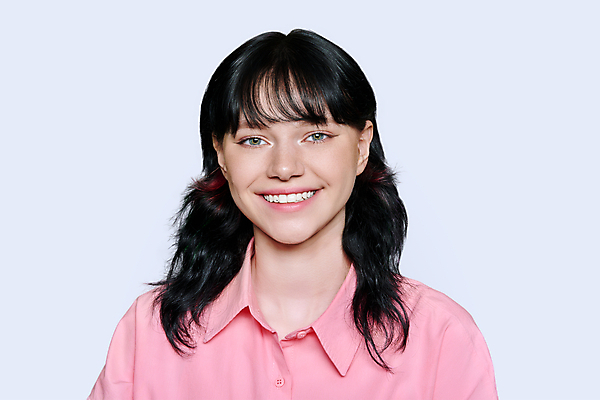 포토 JPG 해외이미지 백인 모델 응시 여자 행복 감정 얼굴 포즈 갈색머리 실내 한명 사람 성인 뷰티 유행 기쁨 흰색 만족 피부관리 흰배경 긍정 스킨케어 내추럴 고립 해외202309 해외포토 서양인 1 헤어스타일 시선 컬러 백그라운드 컨셉 내부 신체부위 파일형식