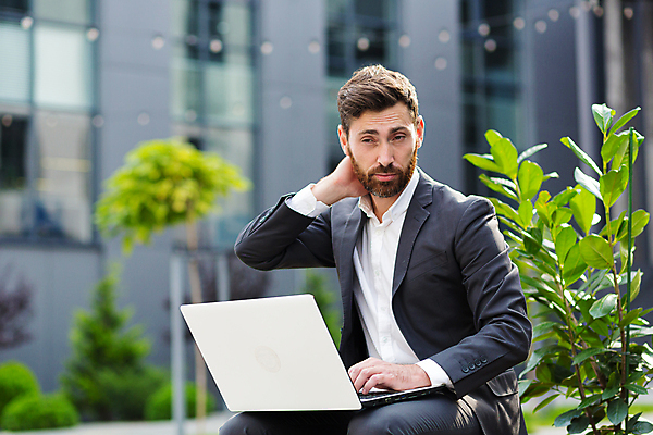 포토 JPG 해외이미지 직업 교육 남자 돈 인터넷 벤치 비즈니스 성공 스트레스 피곤 한명 앉기 정장 야외 금융 노트북 컴퓨터 고통 타이핑 도시 잠 업무 비즈니스맨 좌절 연결 두통 업무과다 목 문제 온라인 파산 과부하 우울증 위기 적자 트러블 중소기업 해외202309 해외포토 1 옷 감정 컨셉 의자 회사 모션 사람 신체부위 경제 전자제품 작업 직장인 재산 질병 파일형식