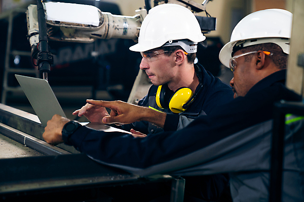 포토 JPG 해외이미지 남자 산업 공장 회의 노동자 작업복 상반신 성인 두명 노트북 기계 과학기술 가리킴 작업 엔지니어 안전모 집중 성인남자만 해외202309 해외포토 직업 옷 컨셉 비즈니스 공업 기술 사람 손짓 전자제품 기술자 헬멧 안전장비 남자만 성인만 파일형식