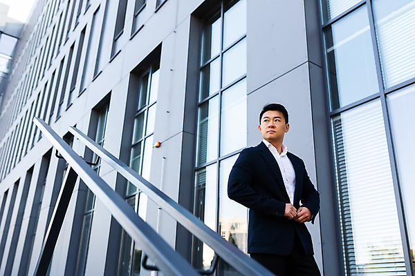 포토 JPG 해외이미지 남자 로우앵글 창문 난간 무표정 한명 동양인 정장 상반신 성인 야외 건물 반사 비즈니스맨 출장 성인남자한명만 해외202309 해외포토 1 건축물 옷 감정 뷰포인트 비즈니스 표정 사람 인종 직장인 남자한명만 성인남자만 파일형식