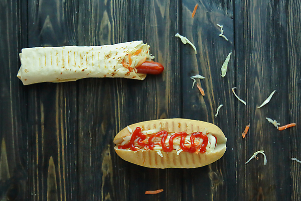 포토 JPG 해외이미지 사람없음 당근 소시지 지저분함 케첩 양배추 핫도그 케밥 양배추샐러드 피타 나무배경 해외202309 해외포토 음식 빵 백그라운드 채소 뿌리채소 패스트푸드 샐러드 감각 소스_음식 가공식품 파일형식