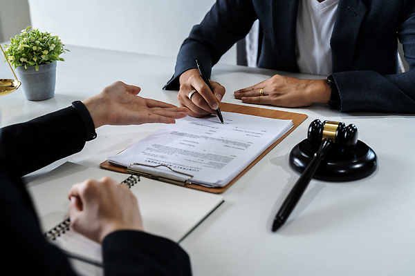 포토 JPG 해외이미지 직업 손 남자 종이 컨셉 비즈니스 텍스트 탁자 성공 직장 사람 사람없음 금융 사무실 펜 거래 흰색 기록 업무 비즈니스맨 상담원 고객 책상 계약 사인 경영자 서식 문서 법 결재 서명 보험 변호사 대출 경영 해외202309 해외포토 컬러 가구 회사 신체부위 경제 필기구 작업 직장인 사무원 리더 파일형식