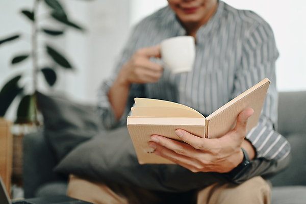 포토 JPG 해외이미지 식물 남자 쿠션 한명 들기 앉기 상반신 성인 아웃포커스 책 소파 독서 찻잔 성인남자한명만 해외202309 해외포토 1 의자 모션 잔 촬영기법 사람 남자한명만 성인남자만 파일형식