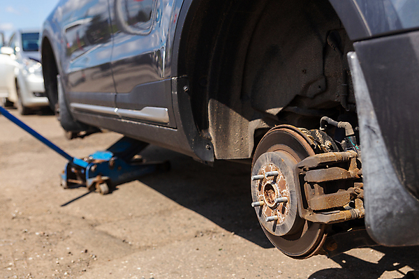 포토 JPG 해외이미지 계절 산업 도로 교통시설 자동차 안전 사람없음 야외 여름 상점 장비 가을 공구 나사 스패너 디스크 업무 바퀴 작업실 기술자 변화 가장자리 수리 브레이크 서비스 타이어 리프트 볼트 고정 밟기 정비공 고무 잭 유지 교체 자동 제어 차고 해외202309 해외포토 직업 길 육상교통 교통 컨셉 모션 도구 작업 둘레 질병 시설 파일형식