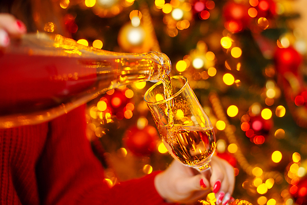 포토 JPG 해외이미지 손 크리스마스 와인잔 신체부위 크리스마스트리 붓기 샴페인 12월 보케 해외202309 해외포토 기념일 술잔 모션 주류 사람 날짜 파일형식