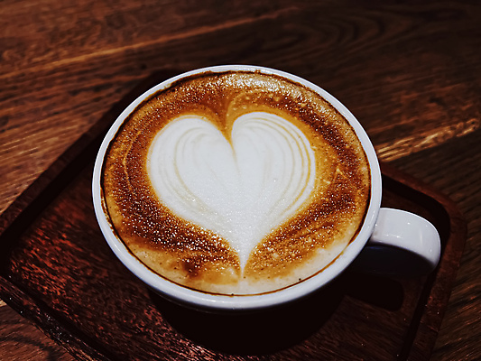 포토 JPG 해외이미지 여유 커피 휴식 사람없음 카페 낭만 분위기 커피잔 카푸치노 라떼아트 해외202309 해외포토 감정 음료 컨셉 잔 상점 그림 라떼 파일형식