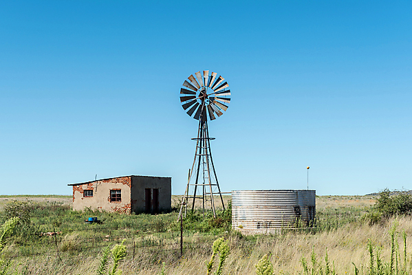 포토 JPG 해외이미지 여행 농업 아프리카 주택 풍경 사람없음 건물 여름 햇빛 농장 맑음 풍차 시골 오두막 버리기 남아프리카 해외202309 해외포토 건축물 계절 나라 산업 모션 날씨 태양 파일형식