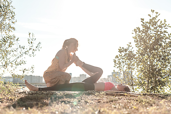 포토 JPG 해외이미지 라이프스타일 손 여자 얼굴 건강 관리 두명 기름 휴양지 안심 돌봄 안마사 치료사 치유 해외202309 해외포토 직업 음식 모션 육류 사람 생활 신체부위 장소 파일형식