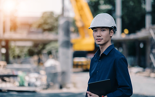 포토 JPG 해외이미지 남자 한명 들기 상반신 성인 야외 옆모습 아웃포커스 태블릿 건설현장 안전모 건축업자 성인남자한명만 건설근로자 해외202309 해외포토 직업 1 건축 뷰포인트 모션 건설업 촬영기법 사람 전자제품 스마트기기 헬멧 안전장비 남자한명만 성인남자만 파일형식