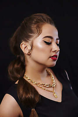 포토 JPG 해외이미지 모델 라이프스타일 옷 여자 행복 백그라운드 한명 사람 동양인 성인 뷰티 유행 우주 흰색 자신감 우아함 시원함 우크라이나 스타일 해외202309 해외포토 1 감정 유럽 컬러 컨셉 인종 생활 파일형식