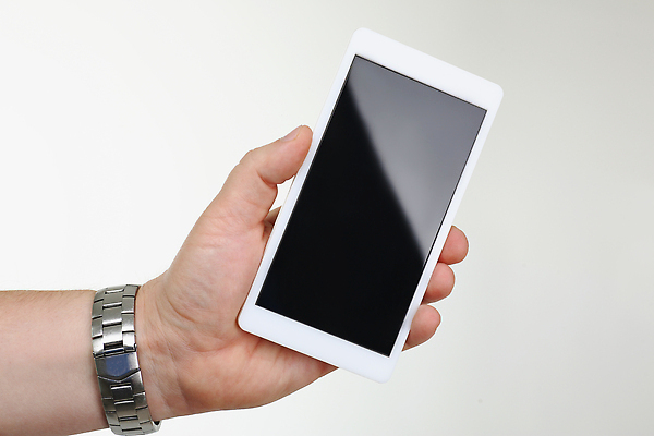 포토 JPG 해외이미지 모양 모델 손 인터넷 비즈니스 모바일 프레임 자물쇠 기술 실내 사람 사람없음 스마트폰 핸드폰 우주 디지털 스크린 모니터 검은색 손상 도전 흰색 업무 연결 손목시계 묘사 와이파이 부름 문제 깨짐 트러블 목업 무너짐 해외202309 해외포토 시계 컬러 컨셉 장신구 모션 내부 신체부위 전자제품 스마트기기 컴퓨터 작업 무선인터넷 파일형식