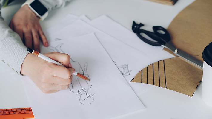 포토 JPG 해외이미지 백인 직업 손 디자인 옷 여자 종이 커피 선 탁자 기술 실내 자 관리 창조 미술 한명 연필 유행 업무 작업 그리기 닫기 디자이너 스케치 천 집중 그림 윤곽 예술가 재단 재단사 방법 주목 스타일 중소기업 해외202309 해외포토 서양인 1 음료 가구 컨셉 회사 모션 문화예술 문구용품 학용품 사람 내부 신체부위 필기구 직물 파일형식