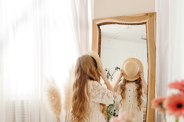 포토 JPG 해외이미지 서양인 원피스 여자 따뜻함 한명 들기 상반신 10대 반사 흰색 커튼 밀짚모자 십대여자한명만 해외202309 해외포토 외국인 모자_잡화 1 옷 컬러 모션 청소년 사람 여자한명만 십대여자만 파일형식