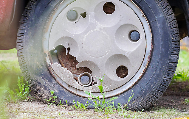 포토 JPG 해외이미지 도로 교통시설 자동차 사람없음 야외 빨간색 금속 기계 손상 수확 바퀴 균열 클래식 가장자리 수리 폐기물 파편 사건 철 버리기 묘사 부식 복고 타이어 짐차 고무 한조각 구식 그런지 깨짐 옛날 자동 철강 해외202309 해외포토 1 길 육상교통 컬러 교통 컨셉 농업 모션 재질 둘레 쓰레기 시설 파일형식