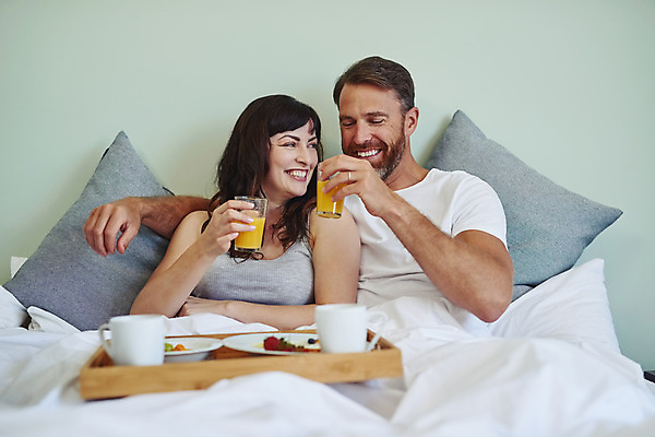 포토 JPG 해외이미지 백인 커플 여자 남자 신혼부부 실내 들기 상반신 성인 두명 앞모습 컵 눕기 식사 주스 침대 부부라이프 성인만 해외포토 서양인 라이프스타일 식기 부부 음료 뷰포인트 가구 관계 모션 사람 내부 신혼 파일형식