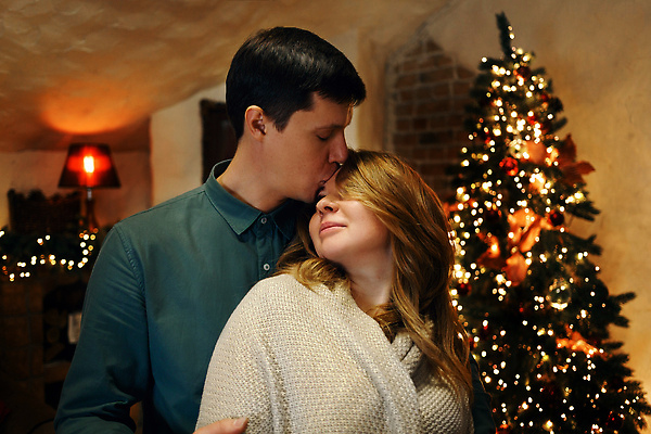 포토 JPG 해외이미지 나무 백인 커플 계절 행복 얼굴 어린이 크리스마스 겨울 가족 휴가 새해 키스 아파트 주택 기념 선물 내부 두명 장식 빛 크리스마스트리 축제 방 축하 오픈 야간 저녁 소프트포커스 12월 벽난로 마법 전나무 리빙 크리스마스이브 해외202309 해외포토 자연요소 서양인 식물 기념일 감정 컨셉 관계 촬영기법 사람 건물 신체부위 날짜 애정표현 파일형식