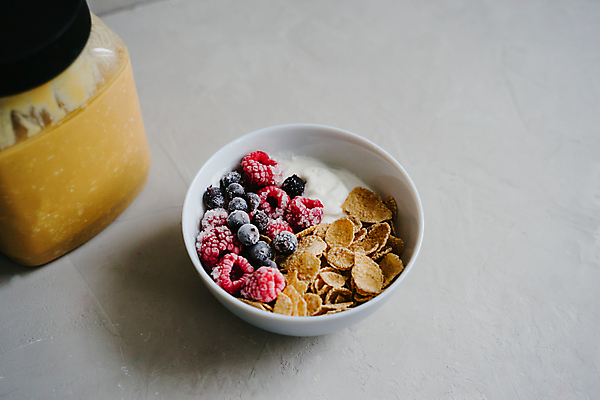 포토 JPG 해외이미지 식물 그릇 접시 열매 음식 다이어트 과일 디저트 파스타 건강 사람없음 빨간색 수건 숟가락 냉동 얼음 회색 우유 추위 흰색 항아리 사발 달콤 아침식사 시리얼 유기농 산딸기 땅콩 호두 시럽 요거트 내추럴 건포도 오트밀 채식주의자 비건 그래놀라 맛있는 해외202309 해외포토 자연요소 식기 웰빙 컬러 포도 유제품 서양음식 수저 위생용품 식사 견과류 도자기 사기그릇 맛 채식 건과일 파일형식 귀리