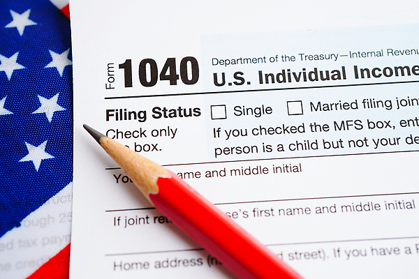 포토 JPG 해외이미지 계절 종이 돈 회사 비즈니스 사람없음 금융 사무실 숫자 펜 달러 디지털 미국 저축 계산기 시간 계산 계획 4월 보고서 서식 문서 법 이익 수익 온라인 회계 계산서 계좌 마감 세금 수입 예산 정부 환불 과세 해외202309 해외포토 문자 컨셉 북아메리카 문구용품 경제 필기구 장비 날짜 재산 파일형식