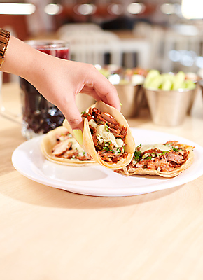 포토 JPG 해외이미지 접시 문화 음식 토마토 탁자 육류 옥수수 사람없음 목재 빨간색 초록색 목사 레몬 과카몰리 해외202309 해외포토 나무 식기 컬러 가구 채소 과일 식재료 재료 곡류 소스_음식 성직자 파일형식