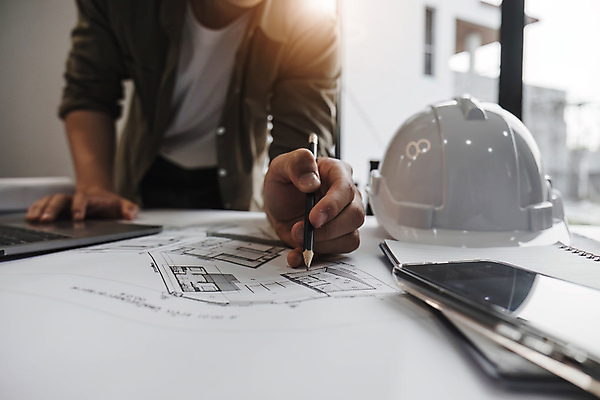 포토 JPG 해외이미지 남자 설계 실내 한명 상반신 성인 앞모습 펜 설계도 작업 그리기 안전모 건축가 책상 건축업자 성인남자한명만 해외202309 해외포토 직업 1 건축 뷰포인트 가구 컨셉 모션 건설업 사람 내부 필기구 헬멧 안전장비 남자한명만 성인남자만 파일형식