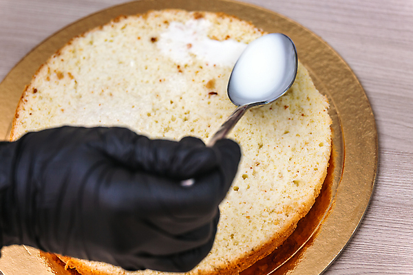 포토 JPG 해외이미지 접시 손 열매 음식 조각 재료 부분 디저트 유제품 기념 건강 사람없음 장식 빨간색 케이크 주방 빵집 우유 축하 대접 신선 생일 체리 칼 달콤 맛 아침식사 설탕 굽기 크림 코코넛 레시피 건강식 스펀지 벨로루시 페스츄리 핸드메이드 맛있는 스펀지케이크 해외202309 해외포토 식물 식기 기념일 빵 컬러 컨셉 과일 신체부위 상점 식사 구이 파일형식