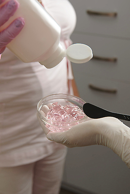 포토 JPG 해외이미지 직업 손 여자 분홍색 장갑 신체 발 건강 병원 사람없음 치료 뷰티 상점 스파 화장품 장비 신선 항아리 기술자 미용사 피부 크림 피부관리 테라피 순서 삭제 돌봄 바디케어 위생관리 제모 해외202309 해외포토 잡화 컬러 의학 모션 관리 사람 신체부위 도자기 파일형식