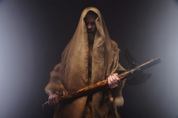 포토 JPG 해외이미지 캐릭터 1 남자 문화 무기 백그라운드 자연 수염 털 미술 한명 사람 검은색 어둠 흰색 중세 역사 칼 신비 망토 승려 싸움 공상 마법 전사 코스프레 해외202309 해외포토 컬러 컨셉 모션 문화예술 성직자 생태계 파일형식