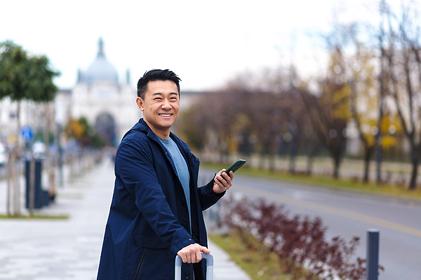 포토 JPG 해외이미지 응시 남자 한명 웃음 들기 동양인 상반신 성인 야외 아웃포커스 스마트폰 캐리어 잡기 비즈니스맨 출장 성인남자한명만 해외202309 해외포토 1 시선 비즈니스 모션 촬영기법 표정 사람 인종 핸드폰 스마트기기 여행가방 직장인 남자한명만 성인남자만 파일형식