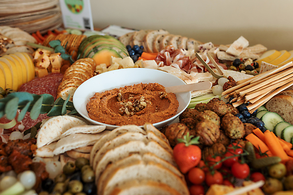 포토 JPG 해외이미지 접시 기념일 음식 빵 결혼 토마토 채소 탁자 치즈 건강 종류 육류 돼지고기 요리 이벤트 사람없음 목재 장식 컬러풀 파티 요식업 식당 식사 저녁식사 축하 신선 선택 맛 애피타이저 혼합 배열 메뉴 유기농 베이컨 점심식사 뷔페 살라미 맛있는 해외202309 해외포토 나무 식기 웰빙 산업 컬러 가구 컨셉 식재료 재료 유제품 상점 파일형식