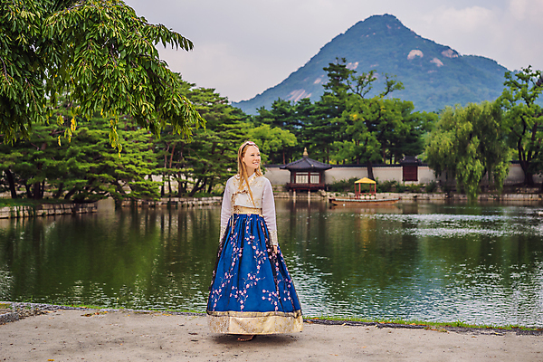 포토 JPG 해외이미지 전신 서양인 나무 여자 호수 여행 산 한명 성인 야외 보트 한복 경복궁 성인여자한명만 해외202309 해외포토 외국인 식물 1 한국전통 배_교통 한국 사람 궁전 전통의상 여자한명만 성인여자만 파일형식