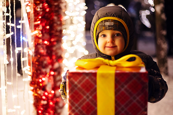 포토 JPG 해외이미지 나무 백인 전통 행복 어린이 크리스마스 겨울 휴가 전등 새로움 거리 선물 한명 사람 소년 야외 장식 빛 상자 뷰티 산타클로스 축제 놀람 기쁨 추위 축하 도시 눈송이 12월 기적 연도 마법 빛망울 크리스마스이브 클라우스 해외202309 해외포토 서양인 식물 1 계절 기념일 남자 감정 컨셉 조명 눈_날씨 표정 날짜 파일형식