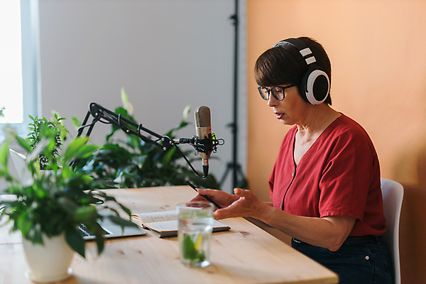 포토 JPG 해외이미지 여자 화분 중년 스튜디오 말하기 한명 손짓 상반신 옆모습 헤드폰 DJ 물컵 마이크 라디오 대본 라디오방송 중년여자한명만 크리에이터 1인미디어 해외202309 해외포토 직업 1 뷰포인트 음향기기 모션 사람 성인 컵 전자제품 방송 여자한명만 중년여자만 파일형식