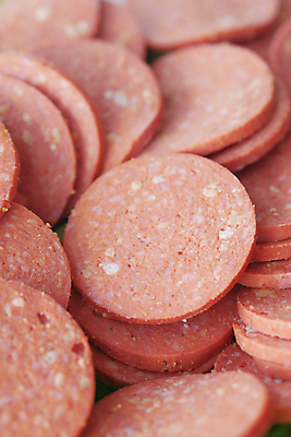 포토 JPG 해외이미지 전통 접시 손 음식 조각 재료 종류 육류 돼지고기 사람없음 빨간색 세트 식사 이탈리아 소고기 원형 파마 소시지 애피타이저 자르기 햄 베이컨 훈제 살라미 식품점 개조 맛있는 프로슈토 해외202309 해외포토 도형 헤어스타일 식기 유럽 컬러 식재료 모션 신체부위 상점 가공식품 파일형식