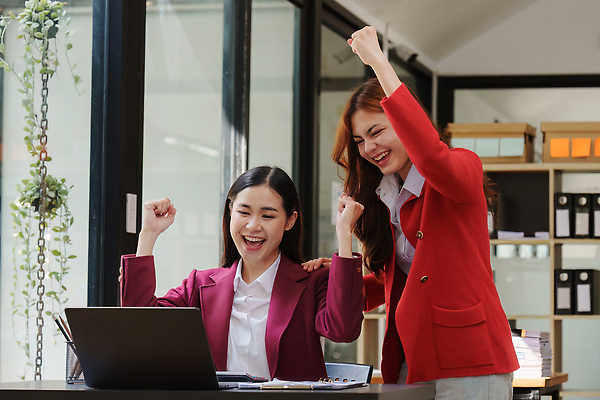 포토 JPG 해외이미지 직업 손 여자 남자 행복 회사 비즈니스 사업가 성공 협력 기념 직장 함께함 실내 사람 성인 두명 노트북 사무실 축하 업무 비즈니스맨 비즈니스우먼 그룹 종업원 동료 흥분 승자 필승 해외202309 해외포토 감정 컨셉 관계 내부 신체부위 전자제품 우승 작업 직장인 파일형식