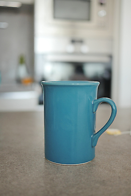 포토 JPG 해외이미지 식기 음료 음식 컬러 백그라운드 유리 따뜻함 사람없음 목재 컵 컬러풀 갈색 주방 중국 카페 머그컵 흰색 액체 컨테이너 상쾌 카푸치노 라떼 블러 비어있는 해외202309 해외포토 나무 감정 산업 아시아 커피 재료 재질 상점 파일형식