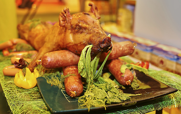 포토 JPG 해외이미지 동물 전통 접시 음식 크리스마스 채소 탁자 휴가 육류 돼지고기 요리 사람없음 장식 파티 머리 식당 축제 식사 저녁식사 튀김 축하 돼지 뜨거움 맛 그릴 핥기 바비큐 굽기 먹기 점심식사 맛있는 해외202309 해외포토 식기 기념일 가구 컨셉 식재료 포유류 모션 주방용품 이벤트 신체부위 상점 구이 파일형식