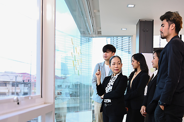 포토 JPG 해외이미지 응시 여자 남자 비즈니스 창문 회의 함께함 서기 여러명 상반신 성인 옆모습 비즈니스맨 비즈니스우먼 그룹 책상 직원 주머니손 성인만 해외202309 해외포토 시선 뷰포인트 가구 다수 컨셉 모션 사람 직장인 파일형식