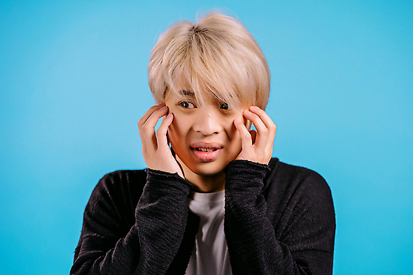 포토 JPG 해외이미지 백인 모델 손 응시 여자 남자 행복 감정 얼굴 백그라운드 갈색머리 한국 표정 한명 사람 동양인 성인 금발 뷰티 놀람 기쁨 표현 오픈 입 호기심 흥분 충격 긴장 고립 비명 해외202309 해외포토 서양인 1 헤어스타일 시선 아시아 컨셉 인종 신체부위 파일형식