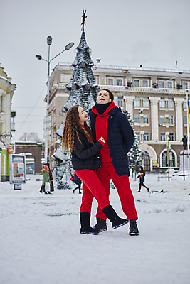 포토 JPG 해외이미지 백인 라이프스타일 커플 여자 남자 행복 겨울 가족 관계 자연 휴가 함께함 사랑 사람 성인 야외 두명 뷰티 기쁨 추위 흰색 숲 해외202309 해외포토 서양인 계절 감정 컬러 컨셉 생활 생태계 파일형식