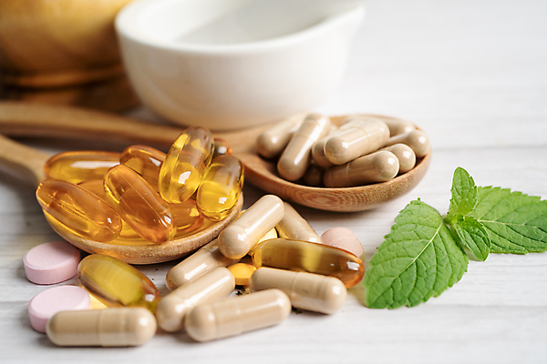 포토 JPG 해외이미지 건강 사람없음 알약 약 숟가락 허브 유기농 절구 해외202309 해외포토 식물 웰빙 의학 수저 도구 파일형식