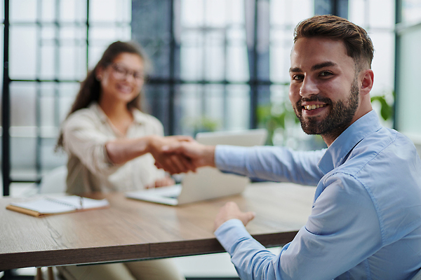 포토 JPG 해외이미지 직업 손 여자 남자 행복 2 비즈니스 사업가 통신 성공 협력 악수 실내 대화 사람 앉기 성인 두명 가로 노트북 사무실 거래 축하 비즈니스맨 비즈니스우먼 전문직 결합 대표 책상 동료 계약 흔들림 경영자 면접 자극 해외202309 해외포토 감정 가구 컨셉 관계 모션 말하기 손짓 내부 신체부위 전자제품 직장인 리더 파일형식