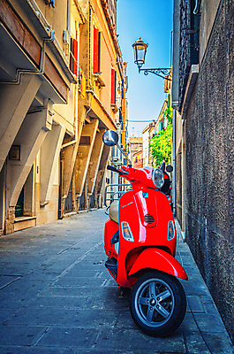 포토 JPG 해외이미지 전통 외관 유럽 문화 벽 여행 건축양식 교통시설 거리 풍경 사람없음 건물 빨간색 도시풍경 컬러풀 맑음 자전거 이탈리아 스쿠터 오토바이 수확 도시 센터 역사 작음 주차 속도 복고 좁은 장면 북쪽 타운 모터 구식 옛날 스타일 비어있는 해외202309 해외포토 건축물 건축 나라 컬러 교통 농업 날씨 바이크 크기 방향 시설 파일형식