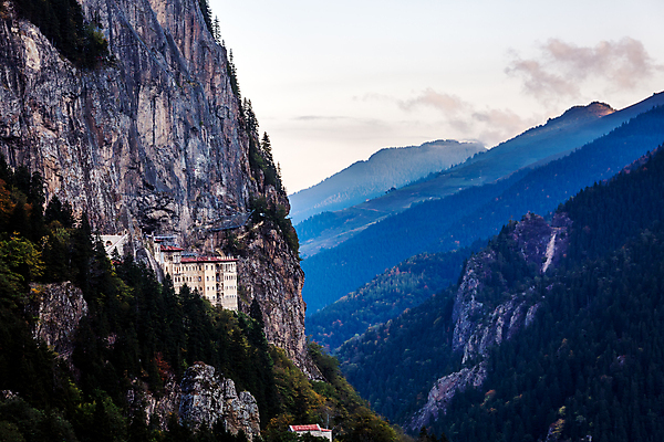 포토 JPG 해외이미지 전통 기독교 종교 여행 건축양식 하늘 산 주택 매달리기 풍경 사람없음 내부 관광지 교회 고요 손상 안개 영혼 역사 신성 수도원 칠면조 그리스인 랜드마크 명승지 복원 비잔틴 신앙심 옛날 조감도 지질학 해외202309 해외포토 서양인 교육 건축 컨셉 종교건축 모션 조류 날씨 건물 제국 파일형식